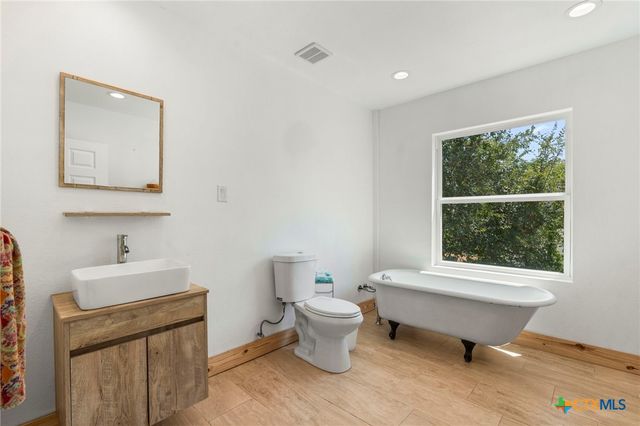 202 E Newton Street, Luling, TX 78648