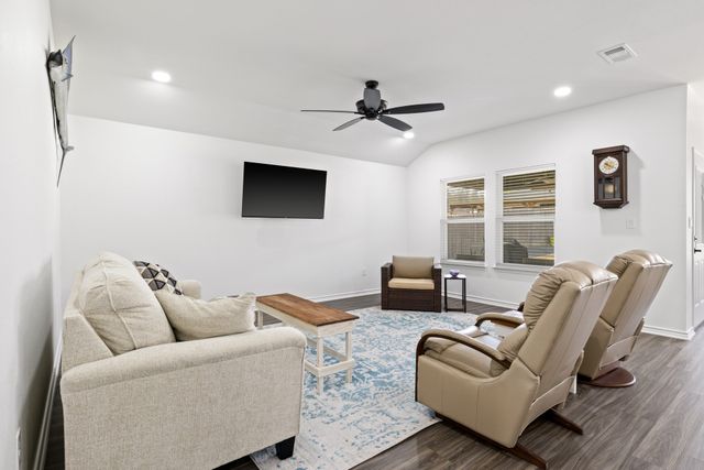 103 St. James, Mt Pleasant, TX 75455