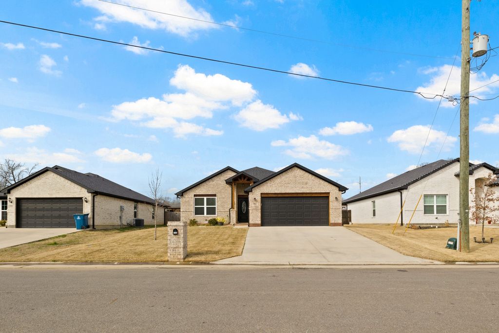 103 St. James, Mt Pleasant, TX 75455