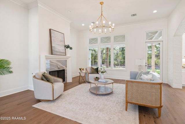 111 Leaning Oak Drive, Lafayette, LA 70508