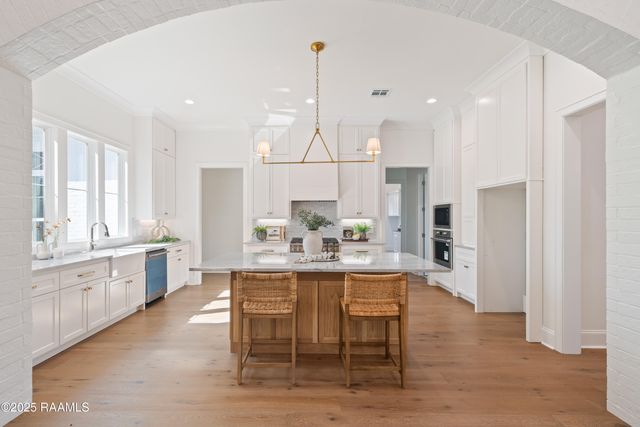 111 Leaning Oak Drive, Lafayette, LA 70508