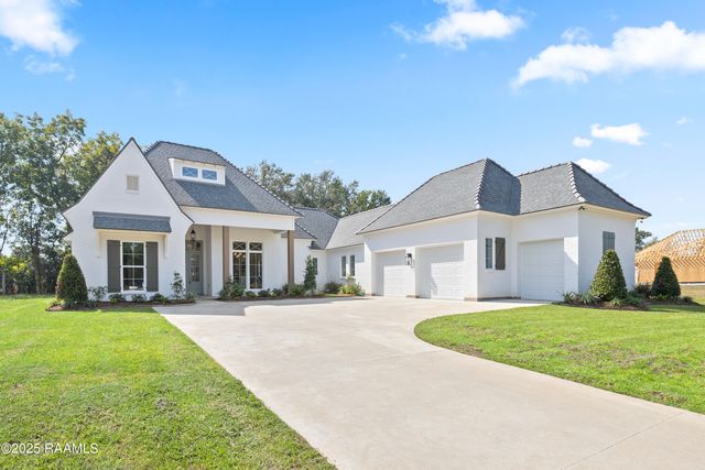 111 Leaning Oak Drive, Lafayette, LA 70508