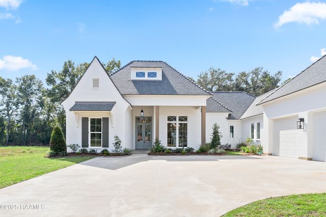 111 Leaning Oak Drive, Lafayette, LA 70508