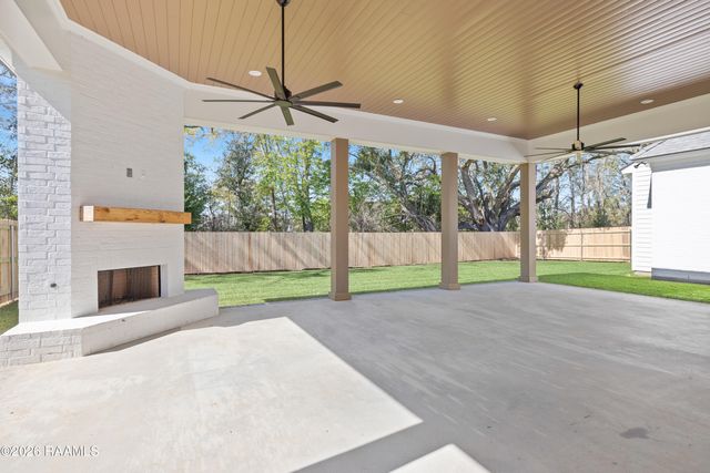 111 Leaning Oak Drive, Lafayette, LA 70508