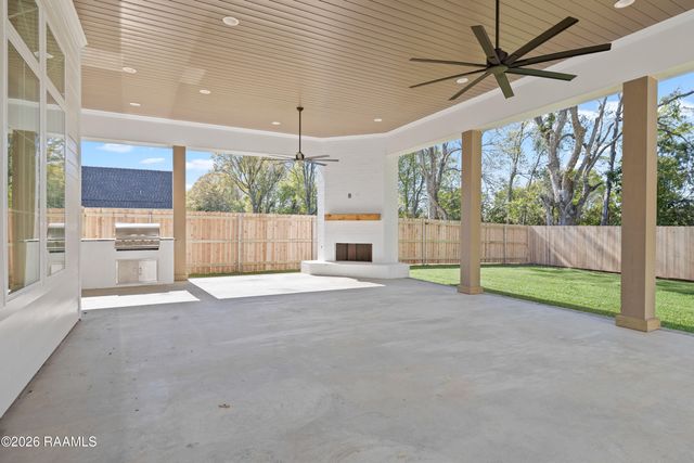 111 Leaning Oak Drive, Lafayette, LA 70508