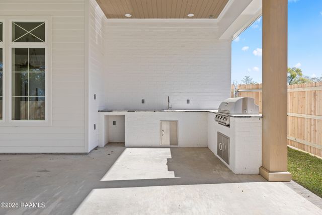 111 Leaning Oak Drive, Lafayette, LA 70508