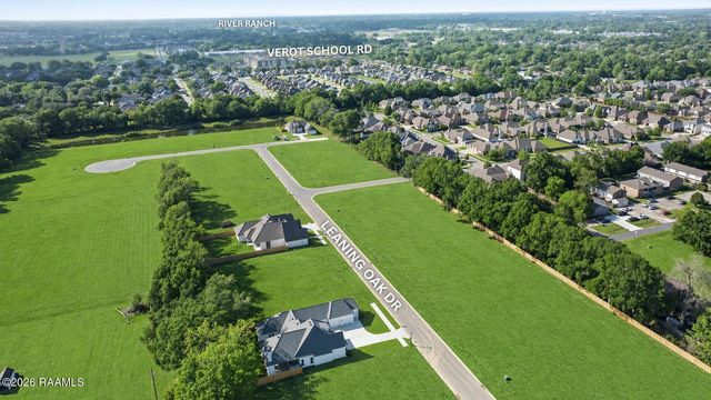 111 Leaning Oak Drive, Lafayette, LA 70508