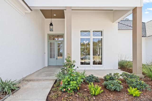 111 Leaning Oak Drive, Lafayette, LA 70508