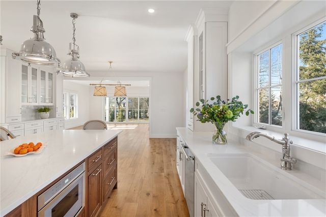 1 Knowlton Court, Bristol, RI 02809