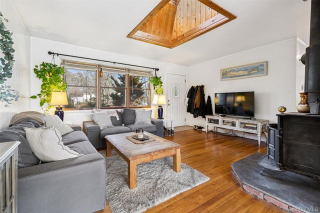 5 Rutyna Circle, Hampton Bays, NY 11946