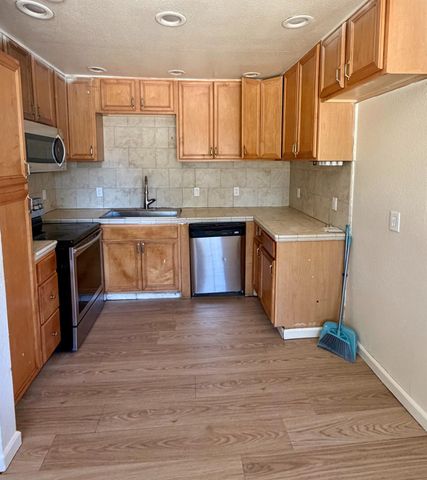 1225 E Sussex Way, Fresno, CA 93704