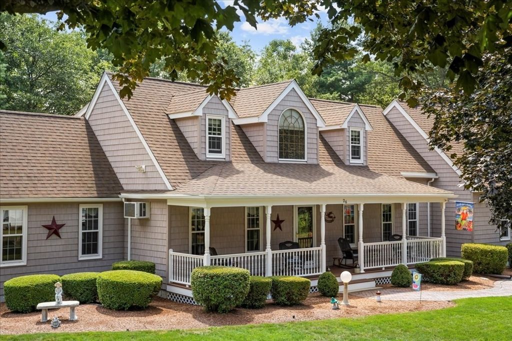 26 Crestview Dr, Uxbridge, MA 01569
