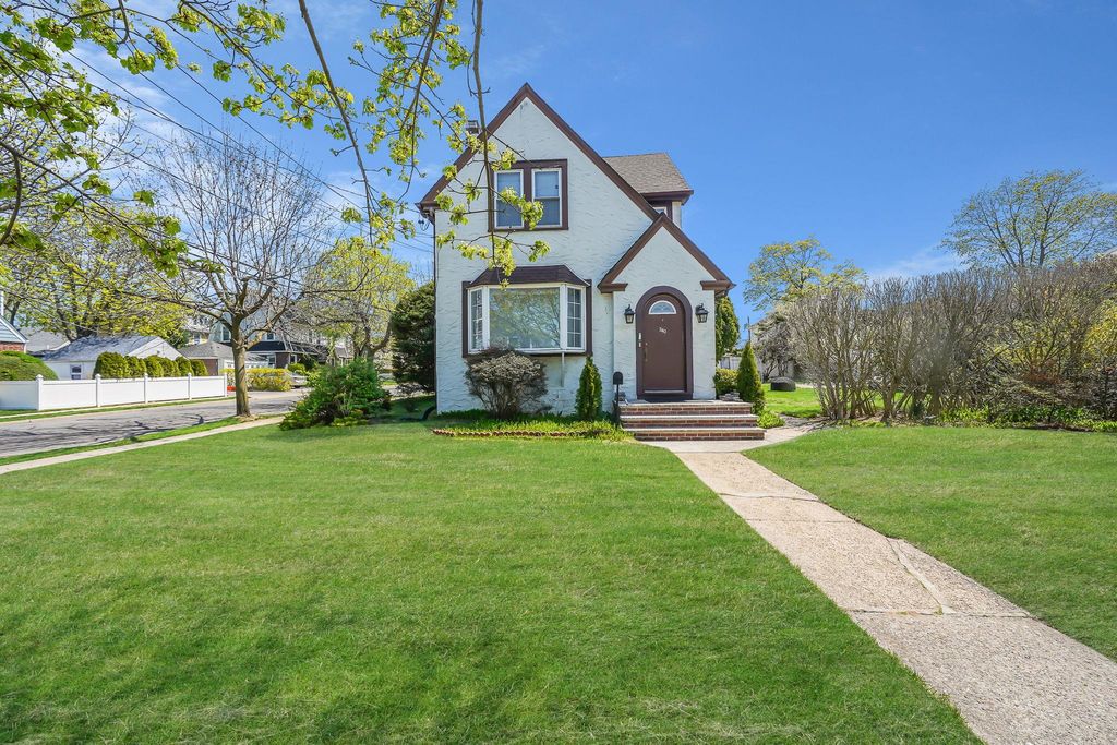 340 Yale Road, Garden City South, NY 11530