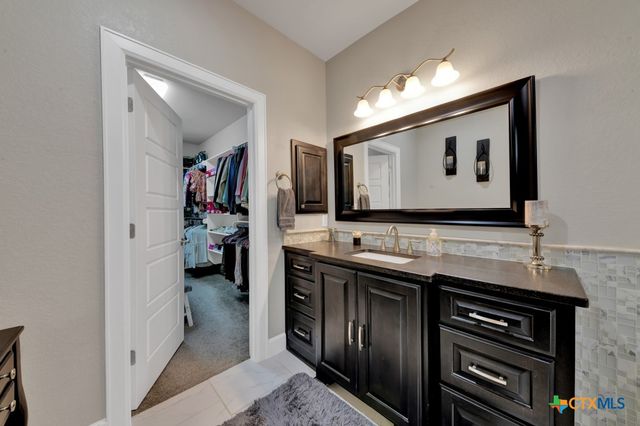 949 N Academy Avenue, New Braunfels, TX 78130