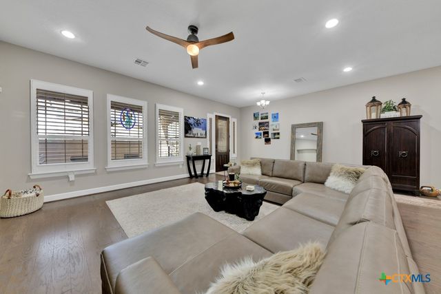 949 N Academy Avenue, New Braunfels, TX 78130