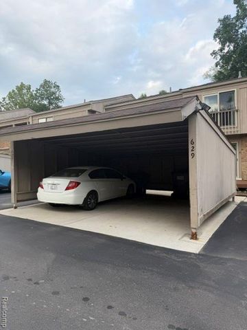 629 Oakbrook 18, Rochester Hills, MI 48307
