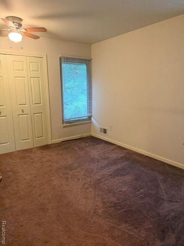 629 Oakbrook 18, Rochester Hills, MI 48307