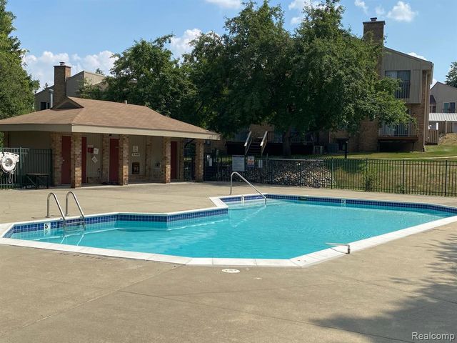 629 Oakbrook 18, Rochester Hills, MI 48307