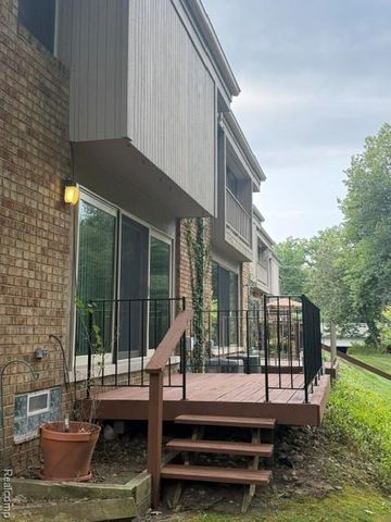 629 Oakbrook 18, Rochester Hills, MI 48307