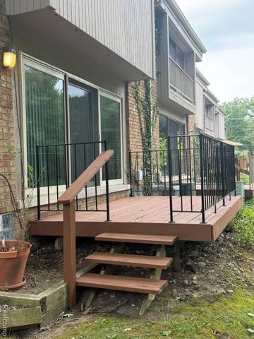 629 Oakbrook 18, Rochester Hills, MI 48307