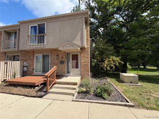 629 Oakbrook 18, Rochester Hills, MI 48307