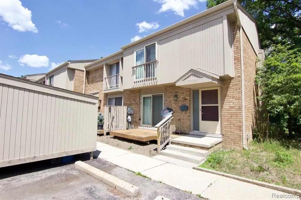 629 Oakbrook 18, Rochester Hills, MI 48307