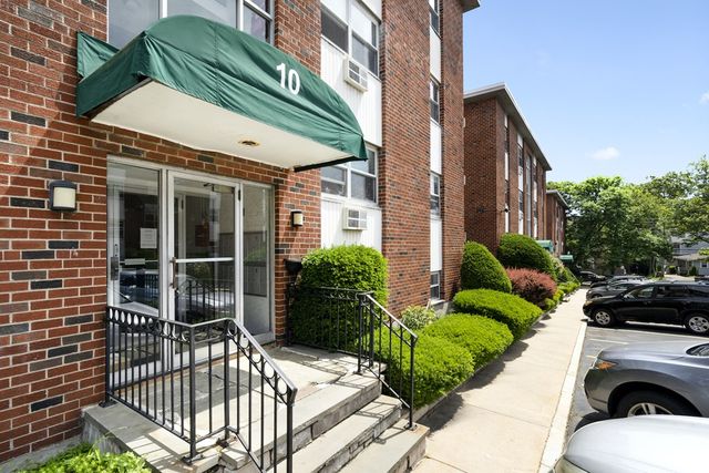 10 Commonwealth Ct 10-8, Boston, MA 02135