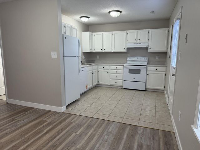 2204 LIVE OAK LN, Columbia, MO 65202