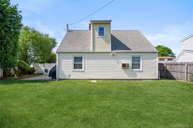 30 Crag Lane, Levittown, NY 11756
