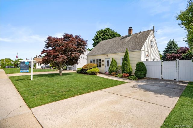 30 Crag Lane, Levittown, NY 11756