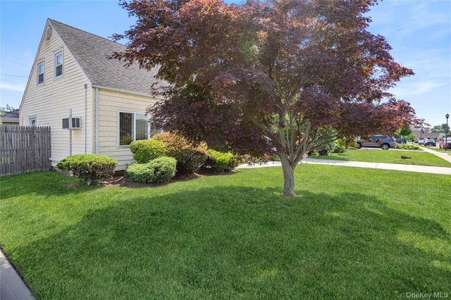 30 Crag Lane, Levittown, NY 11756
