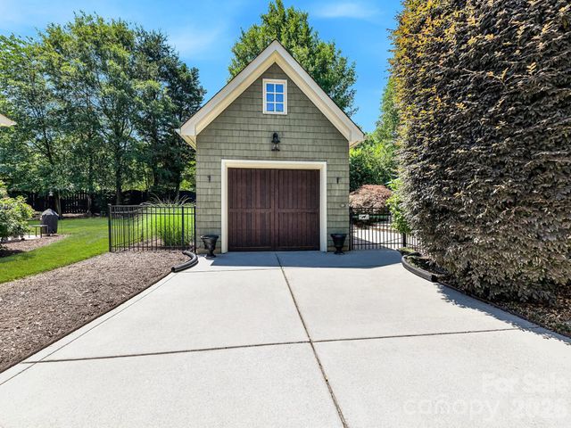 7805 Pemswood Street, Charlotte, NC 28277