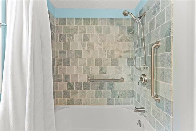 7 Gadsby Lane, Tiverton, RI 02878