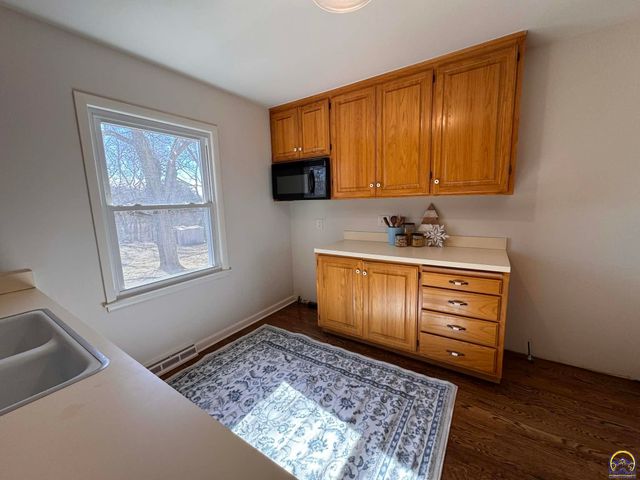 521 NE 43rd St, Topeka, KS 66617