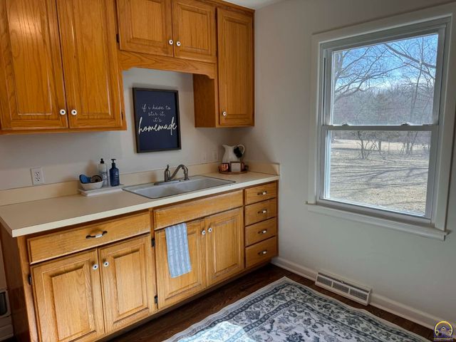 521 NE 43rd St, Topeka, KS 66617