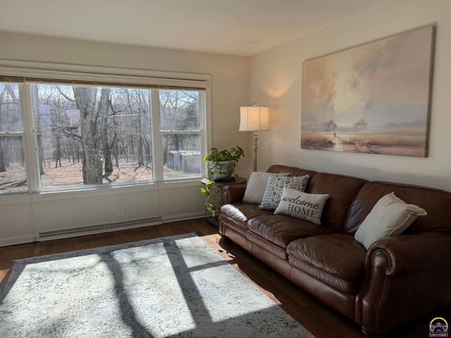 521 NE 43rd St, Topeka, KS 66617