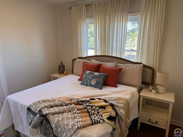 521 NE 43rd St, Topeka, KS 66617