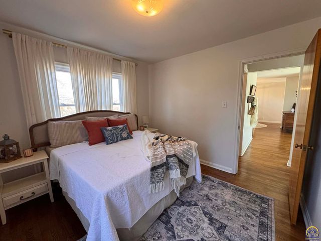 521 NE 43rd St, Topeka, KS 66617