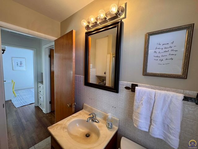 521 NE 43rd St, Topeka, KS 66617