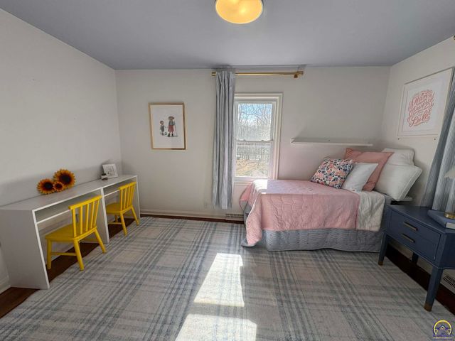 521 NE 43rd St, Topeka, KS 66617