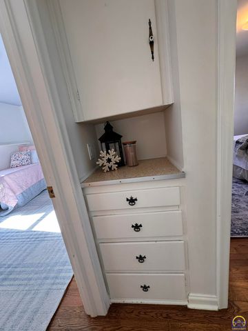 521 NE 43rd St, Topeka, KS 66617