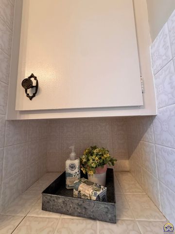 521 NE 43rd St, Topeka, KS 66617