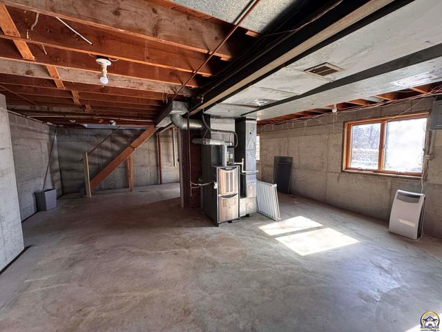 521 NE 43rd St, Topeka, KS 66617