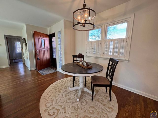 521 NE 43rd St, Topeka, KS 66617