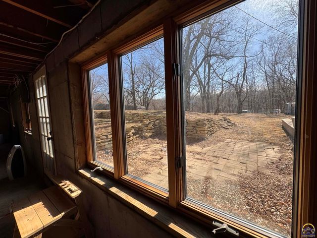 521 NE 43rd St, Topeka, KS 66617