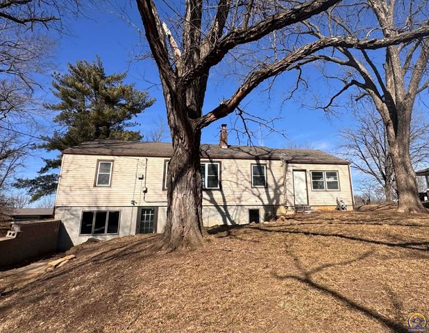 521 NE 43rd St, Topeka, KS 66617