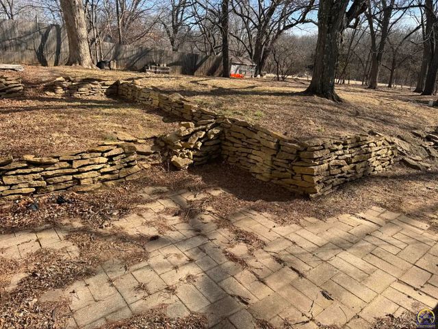 521 NE 43rd St, Topeka, KS 66617