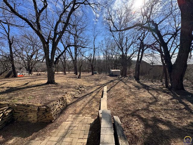 521 NE 43rd St, Topeka, KS 66617