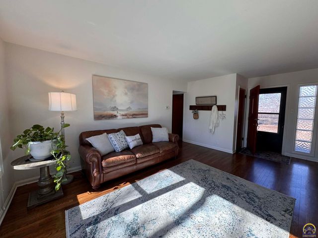 521 NE 43rd St, Topeka, KS 66617