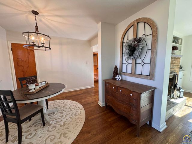 521 NE 43rd St, Topeka, KS 66617